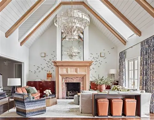 гостиная с оранжево-синим сводчатым потолком