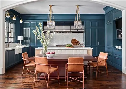 кухня с бирюзовыми шкафами и закругленной аркой