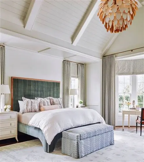 сводчатый потолок в спальне нейтральных тонов