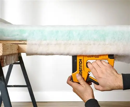 прикрепите два слоя тонкого ватина к изголовью и сбрызните клеем