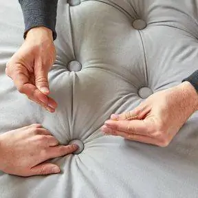 завязывание узла вокруг пуговицы