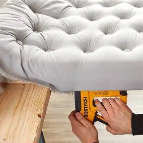 покрытие изголовья тканью и подворачивание для создания прямого шва