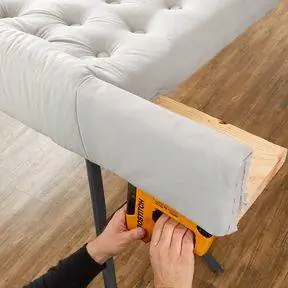 добавление панели ткани к ногам и закрепление степлером