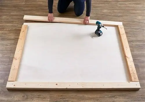 прикрепите раму 2 × 4 к задней части рамы изголовья для поддержки