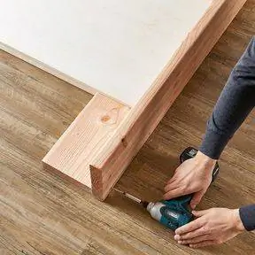 добавление ножек к стеганому каркасу изголовья