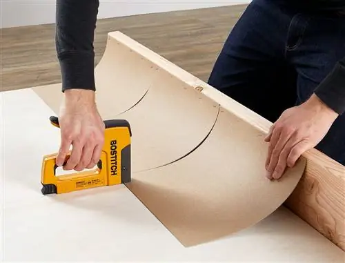 приклеивание изогнутой ДСП к каркасу изголовья