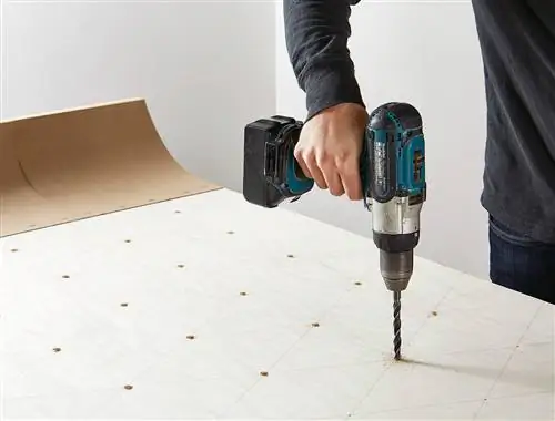 Каркас изголовья с отмеченными местами для сверления отверстий