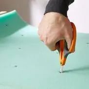 ножницами вырезаем отверстия в пенопласте