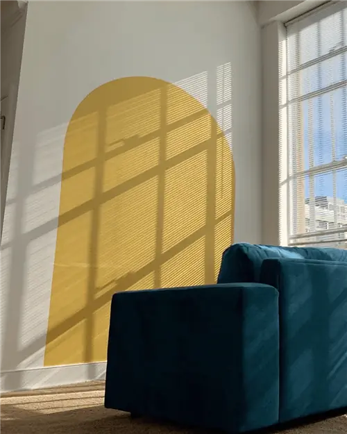 акцентная стена окрашена в горчично-желтый цвет