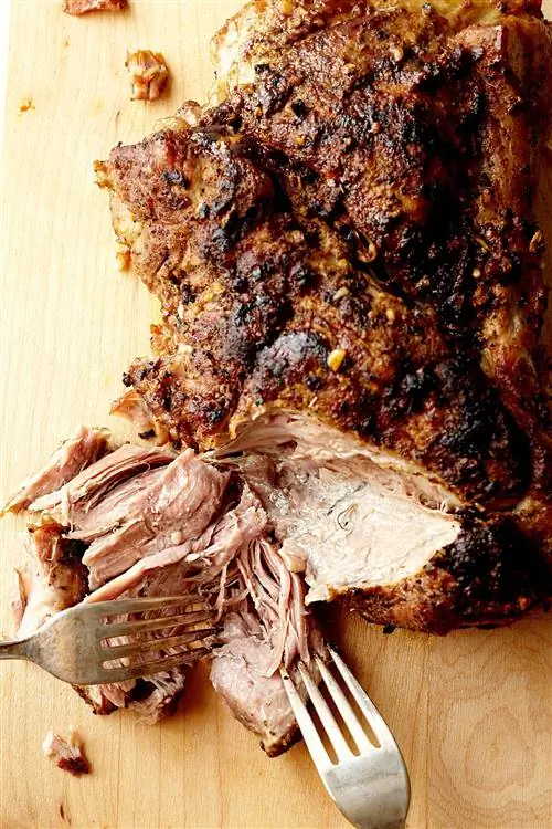 Измельчение свинины двумя вилками