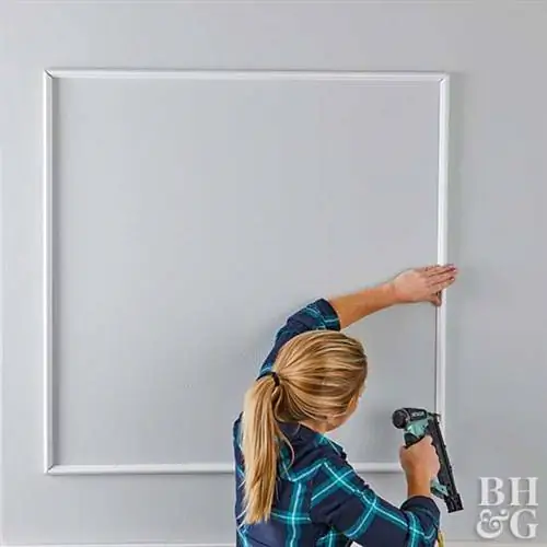 забивание молдинга с помощью гвоздезабивного пистолета