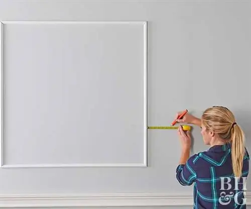 с помощью рулетки определить расстояние между молдингами