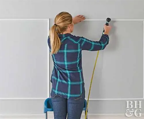 с помощью пистолета для гвоздей закрепить молдинг