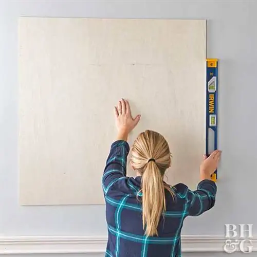 женщина выравнивает лепное место