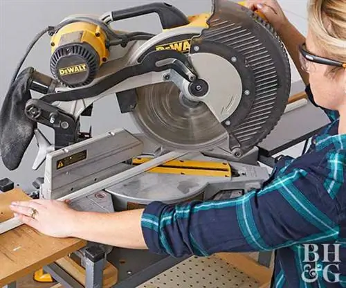 женщина использует настольную пилу для резки молдингов