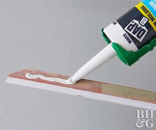 нанесение герметика на молдинг