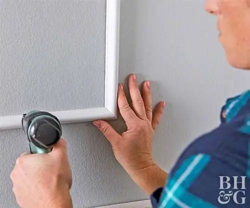 установка молдинга и закрепление с помощью гвоздезабивного пистолета