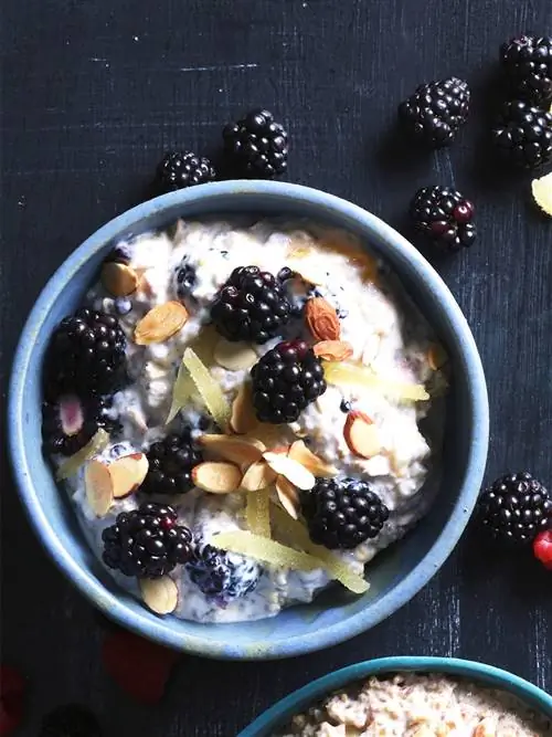 Blackberry-Ginger Overnight Bulgur в синей миске