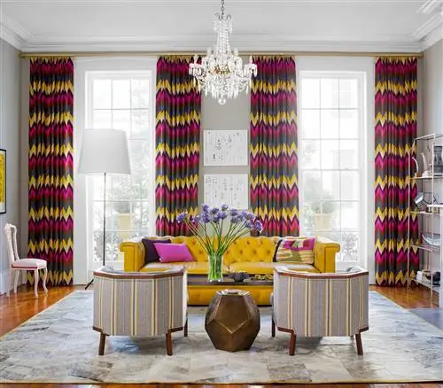 нарезанный стейк на разделочной доске