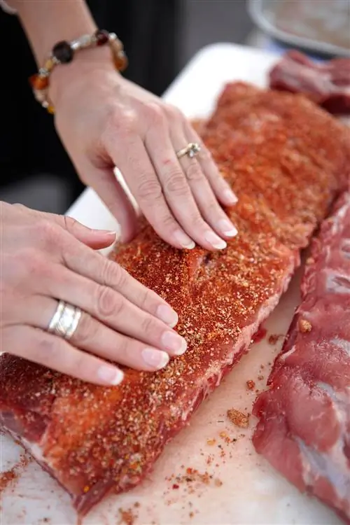 втирание приправы в сырые ребрышки