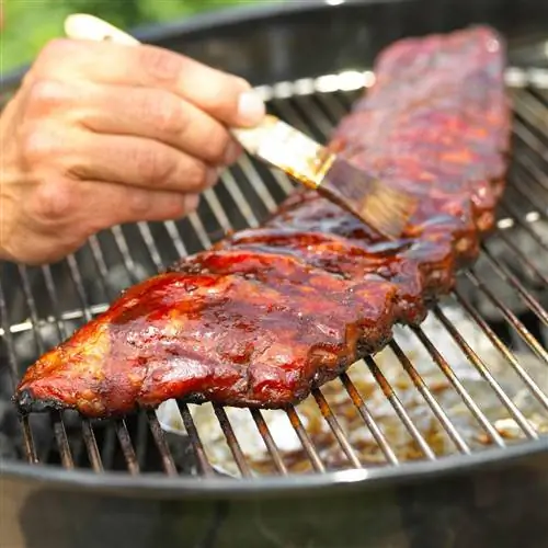 нанесение глазури на жареные ребрышки