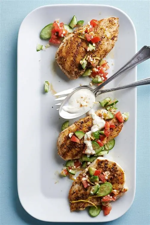 Курица-гриль с лимонно-огуречным соусом