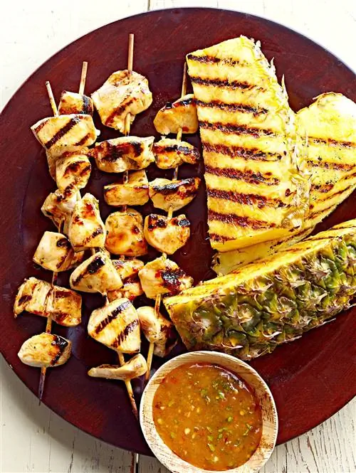 Куриные шашлычки и ананас на гриле