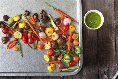 Жареные овощи на металлической сковороде