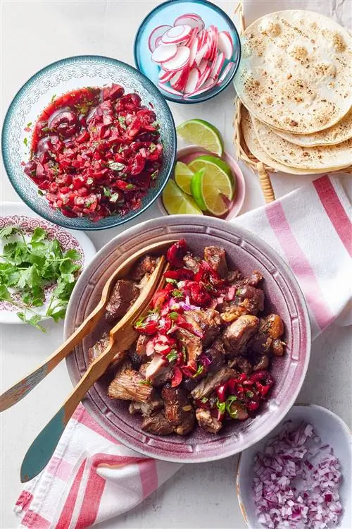 Тако Carnitas из свинины с сальсой Cherry-Chipotle