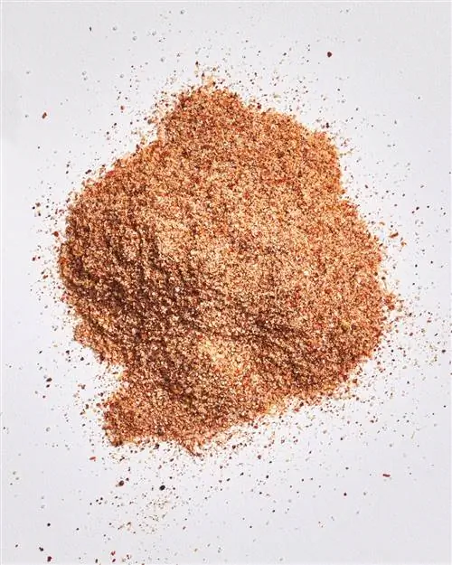Куча Smoky Rub, пролитая на белую поверхность