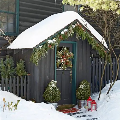 остроконечный вход в ягодной зелени