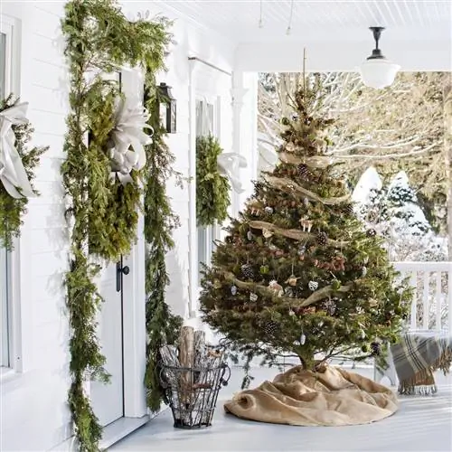 Праздничный декор натурального зеленого крыльца