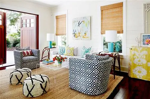 Гостиная с прозрачным журнальным столиком и геометрическими стульями