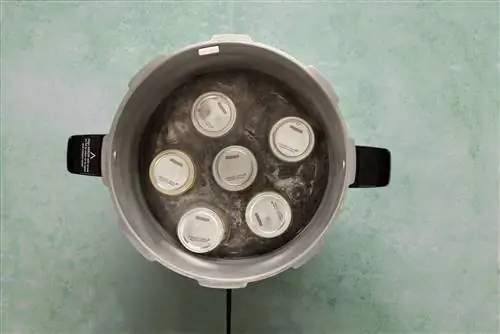 над кипящими в воде кувшинами