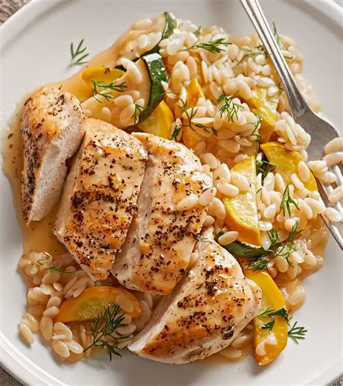 Цыпленок с травами, орзо и кабачки