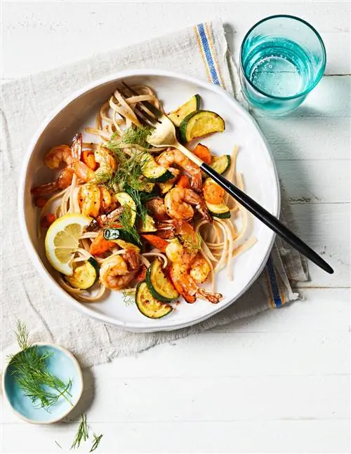 Креветки и овощи во фритюрнице с лимоном и перцем