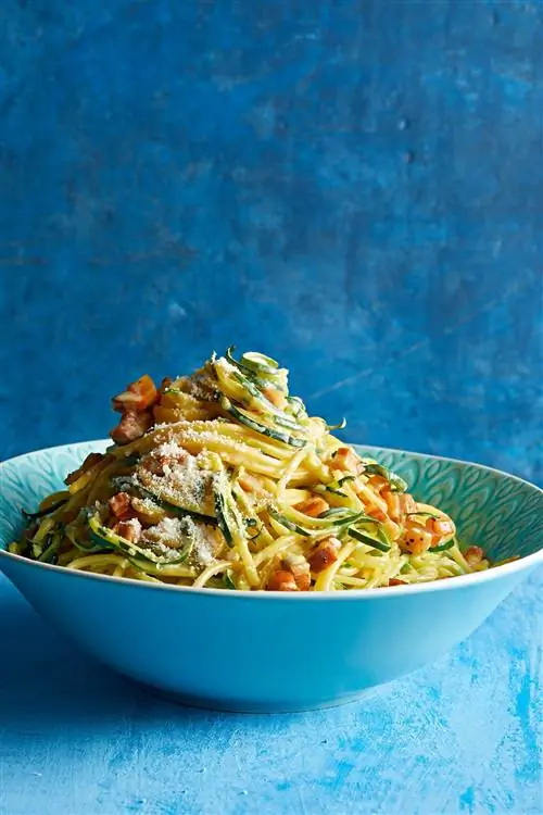 Лапша и «Zoodles» с шафраном и сливками