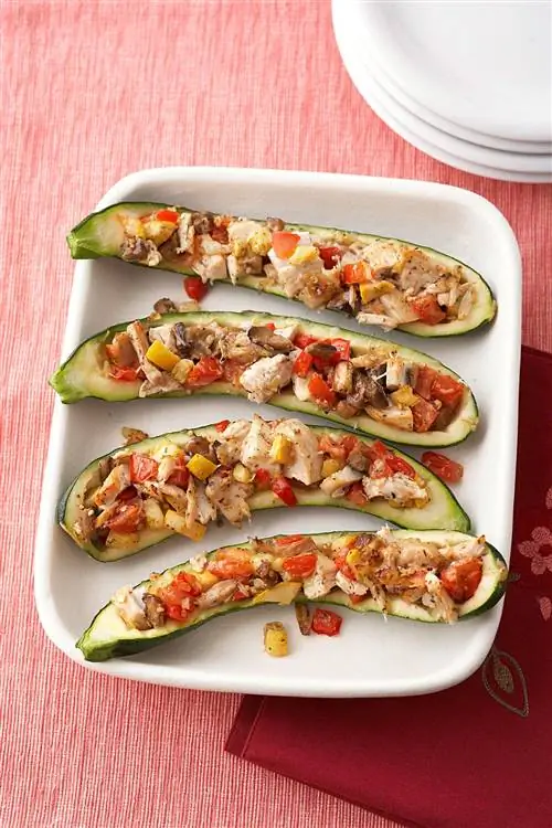 Кабачки, фаршированные курицей и помидорами