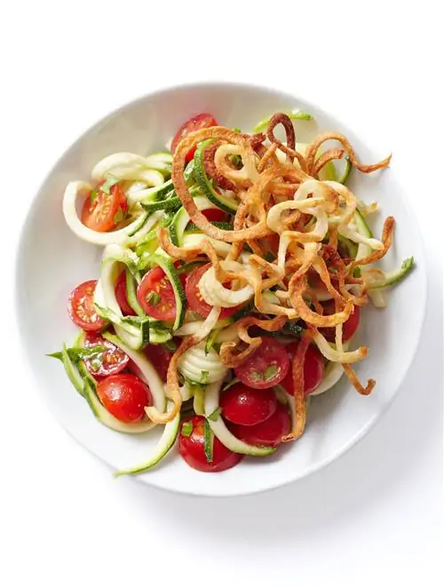 Салат из кабачков и хрустящего картофеля в спиральках