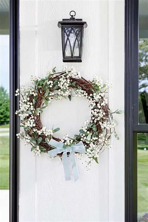 Венок на дверь из веток и белых ягод
