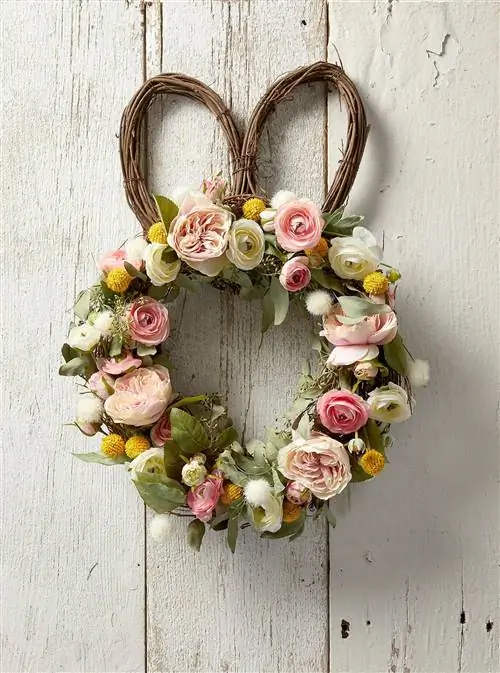 венок из виноградной лозы с розовыми, белыми и желтыми цветами