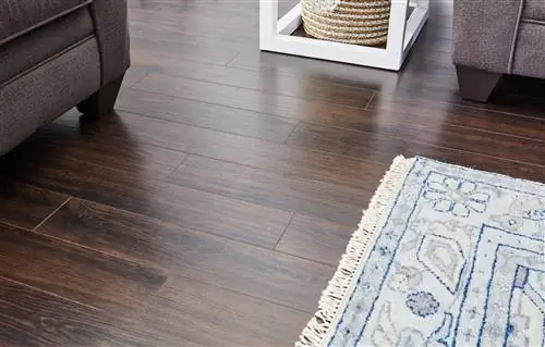 Комната с деревянным полом из ламината