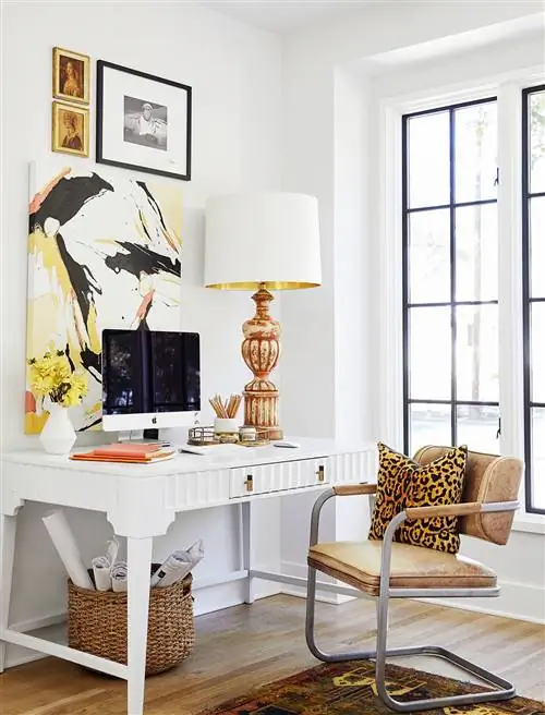 современное искусство на стене офиса