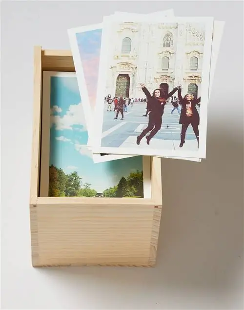 деревянная коробка с фотографиями из путешествий
