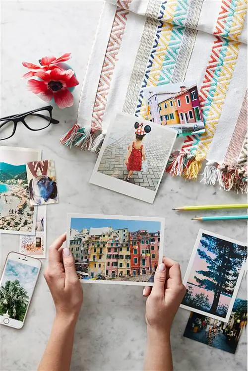 держит фотографию места назначения