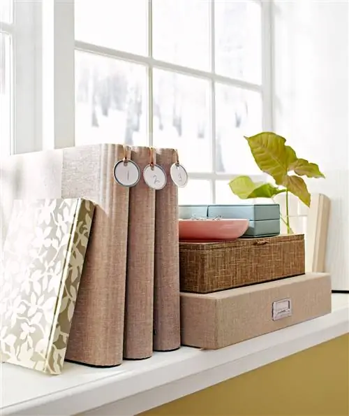 коробки и книги на подоконнике