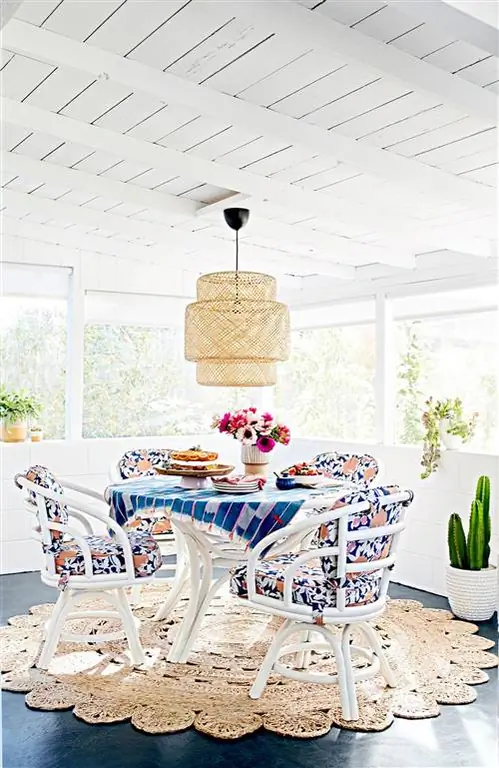 Веранда с цветочными креслами и ковриком из салфеток