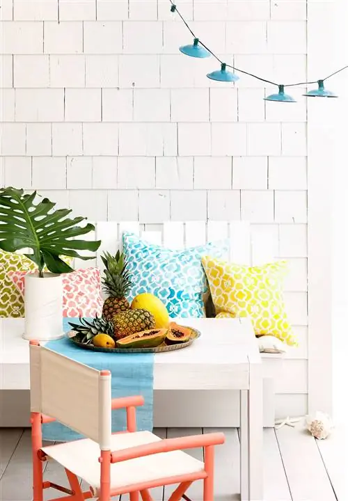 уютные сидения на свежем воздухе с красочными узорчатыми подушками