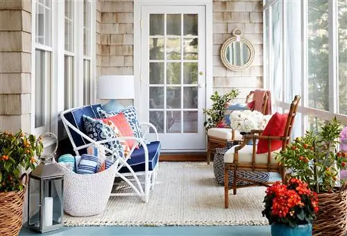 веранда в стиле коттеджа в патриотических тонах