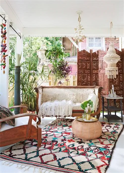 веранда с ковром и экраном